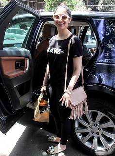 Tamannaah Bhatia feet photo thumbnail