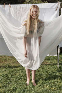 Elle Fanning feet photo thumbnail