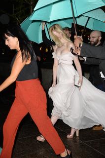 Elle Fanning feet photo thumbnail