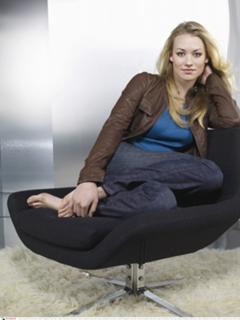 Yvonne Strahovski feet photo thumbnail