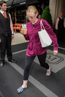 Dakota Fanning feet photo thumbnail