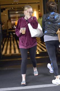 Dakota Fanning feet photo thumbnail