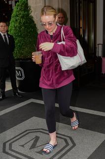 Dakota Fanning feet photo thumbnail