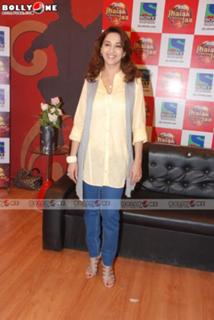 Madhuri Dixit feet photo thumbnail