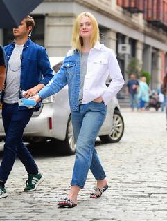 Elle Fanning feet photo thumbnail