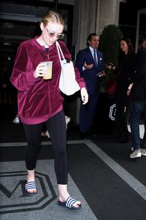 Dakota Fanning feet photo thumbnail