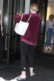 Dakota Fanning feet photo thumbnail