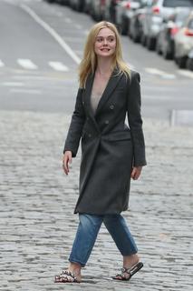 Elle Fanning feet photo thumbnail
