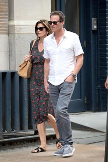 Cindy Crawford feet photo thumbnail