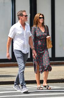 Cindy Crawford feet photo thumbnail