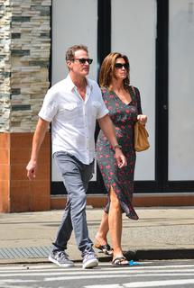 Cindy Crawford feet photo thumbnail