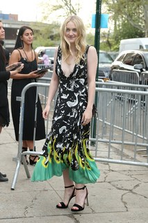 Dakota Fanning feet photo thumbnail