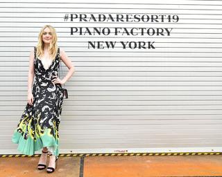 Dakota Fanning feet photo thumbnail