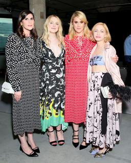Dakota Fanning feet photo thumbnail