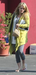 Hilary Duff feet photo thumbnail