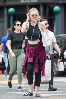 Dakota Fanning feet photo thumbnail