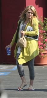 Hilary Duff feet photo thumbnail