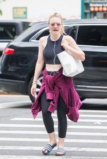 Dakota Fanning feet photo thumbnail
