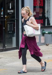 Dakota Fanning feet photo thumbnail
