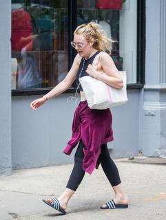 Dakota Fanning feet photo thumbnail