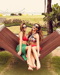 Iris Mittenaere feet photo thumbnail