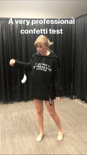 Taylor Swift feet photo thumbnail