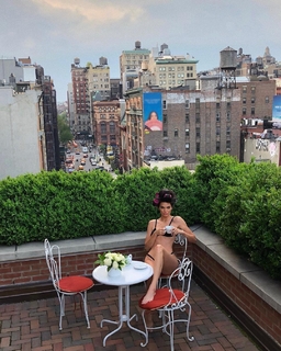 Kendall Jenner feet photo thumbnail