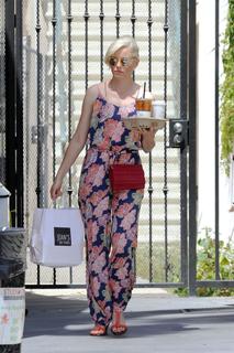 Elizabeth Banks feet photo thumbnail