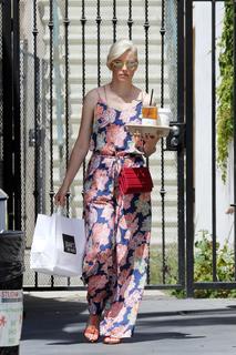 Elizabeth Banks feet photo thumbnail