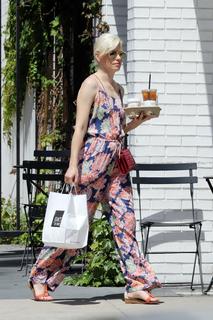 Elizabeth Banks feet photo thumbnail