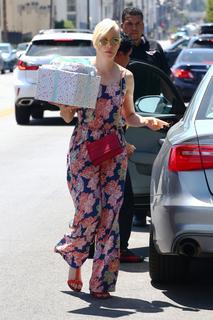 Elizabeth Banks feet photo thumbnail