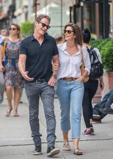 Cindy Crawford feet photo thumbnail