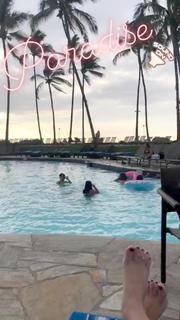 Tori Spelling feet photo thumbnail