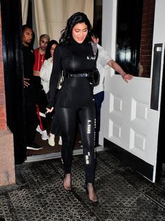 Kylie Jenner feet photo thumbnail