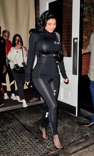 Kylie Jenner feet photo thumbnail