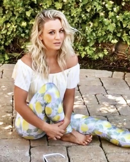 Kaley Cuoco feet photo thumbnail