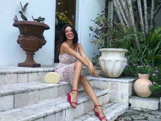Isis Valverde feet photo thumbnail