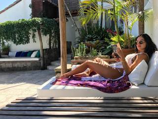 Isis Valverde feet photo thumbnail