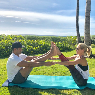 Kelly Ripa feet photo thumbnail