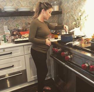 Jessie James Decker feet photo thumbnail