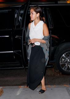 Selena Gomez feet photo thumbnail