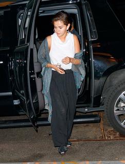 Selena Gomez feet photo thumbnail