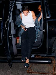 Selena Gomez feet photo thumbnail