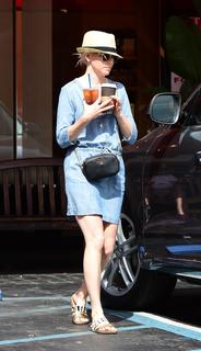 Elizabeth Banks feet photo thumbnail