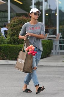 Halle Berry feet photo thumbnail