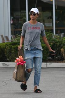 Halle Berry feet photo thumbnail