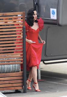 Katy Perry feet photo thumbnail