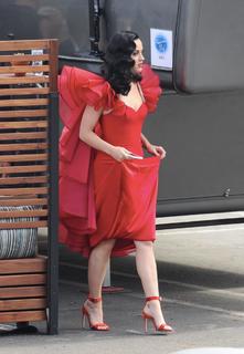 Katy Perry feet photo thumbnail