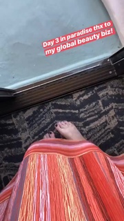 Tori Spelling feet photo thumbnail