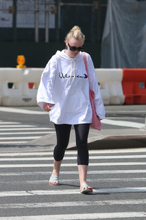 Dakota Fanning feet photo thumbnail